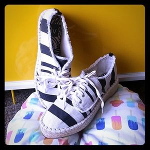 🌻DV Canvas Sneakers🌻